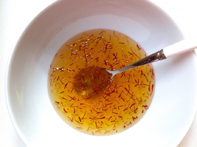 Pha saffron ngâm mật ong với nước ấm giúp cơ thể đào thải và chuyển hóa mỡ thừa