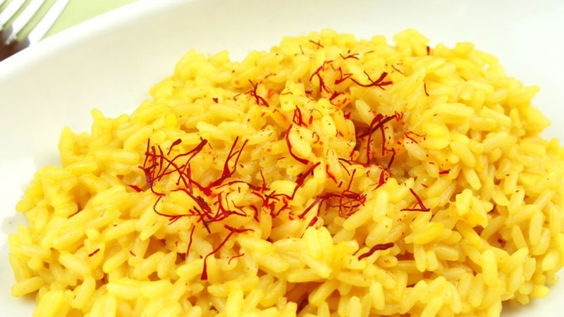 Món cơm saffron có màu vàng đẹp mắt và mùi thơm hấp dẫn